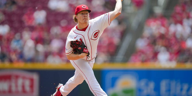 Andrew Abbott throws pitch