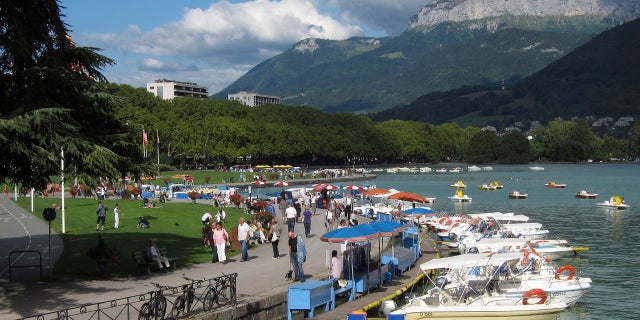 4 niños y un adulto resultaron heridos en un ataque con cuchillo en un pueblo alpino francés: informe 4 Ciudad de Annecy en los Alpes franceses