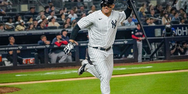 Anthony Rizzo throws bat