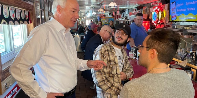 Asa Hutchinson at the Red Arrow Diner in Manchester, New Hampshire