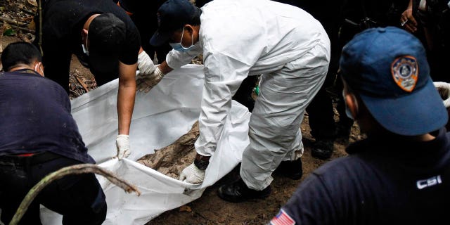 Malasia ha acusado a 4 tailandeses por fosas comunes y campos de tráfico de personas encontrados en 2015. 4 trata de personas malasia tailandia
