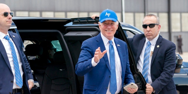 Joe Biden con una gorra de la Fuerza Aérea