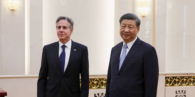 Blinken and Mr. Xi pose