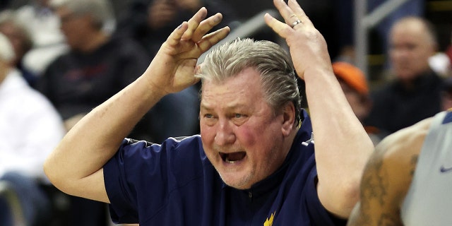After being arrested for DUI, West Virginia coach Bob Huggins resigns, saying, "I must do better" 3 Bob Huggins vs Kansas