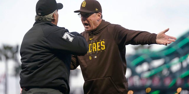 Bob Melvin argues with umpire