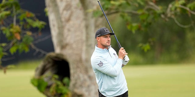 According to Bryson DeChambeau, there is "not as much tension" between PGA Tour and LIV players 3 Bryson DeChambeau watches shot