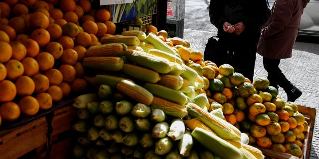 La cocina comunitaria lucha mientras la inflación empuja a más familias a la pobreza en Buenos Aires 4 mercado