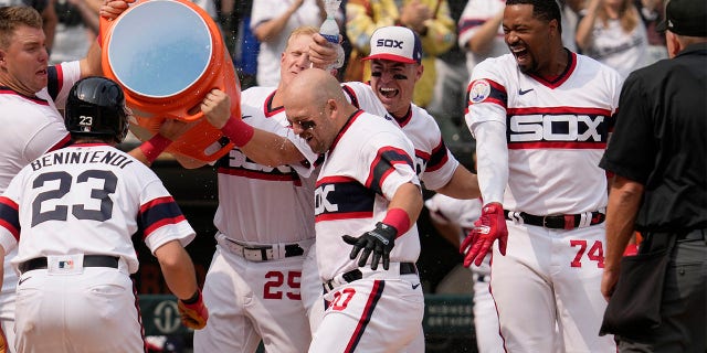 Jake Burger celebra con sus compañeros