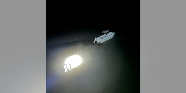 Guardia Costera rescata a hombre en bote varado