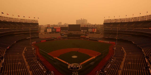 Yankee Stadium cubierto de humo