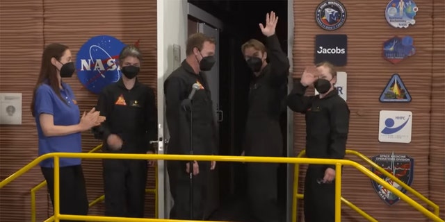 NASA crew enters Mars simulator