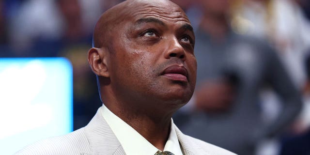 Charles Barkley looks up