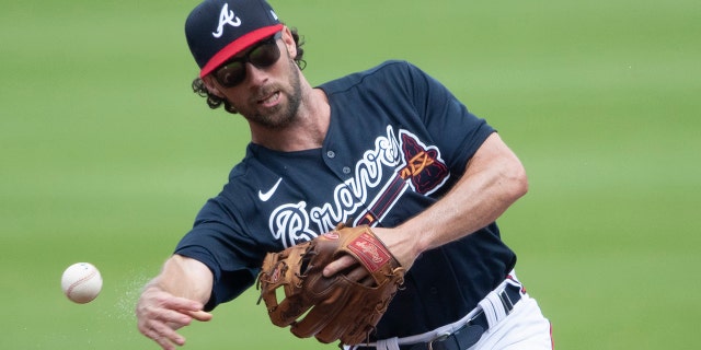 Charlie Culberson throws