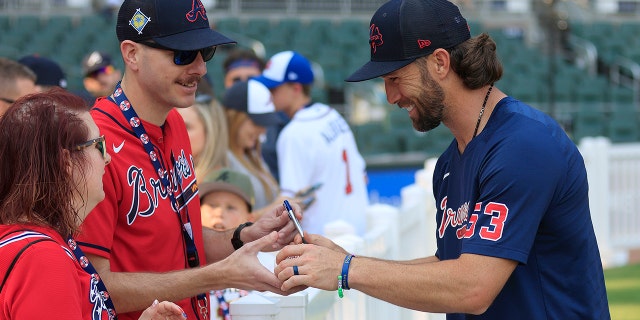 Charlie Culberson signs autographs