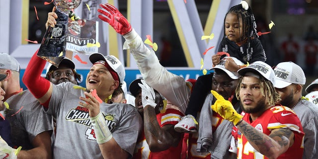 Patrick Mahomes sostiene el trofeo