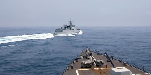 USS Chung-Hoon crossed by Chinese warship