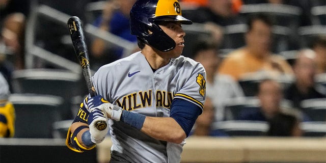 Christian Yelich hits single