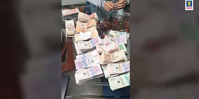 El Cártel de Sinaloa exporta "cocinas" de fentanilo de México a Colombia en medio de una represión internacional 4 Montones de dinero en efectivo sobre una mesa incautados en un allanamiento en Colombia.