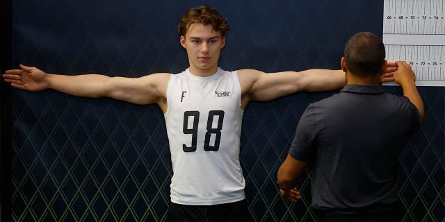 Connor Bedard gets wingspan measured
