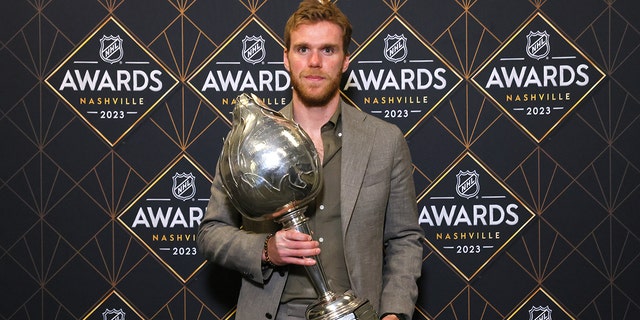 Connor McDavid with the Hart Trophy