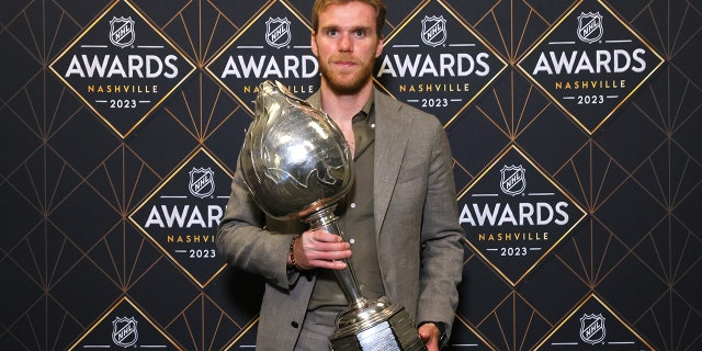 Connor McDavid with the Hart Trophy