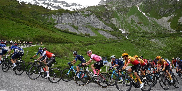 Cyclists race