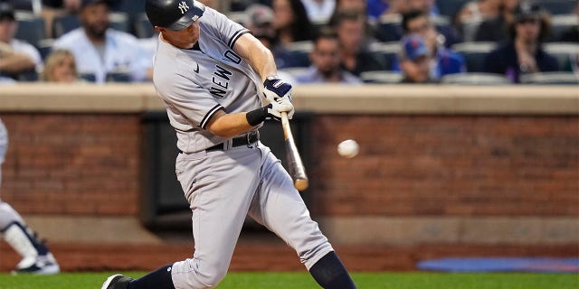 DJ LeMahieu hits home run