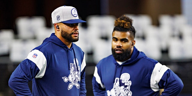 Dak Prescott and Ezekiel Elliott talks during a game