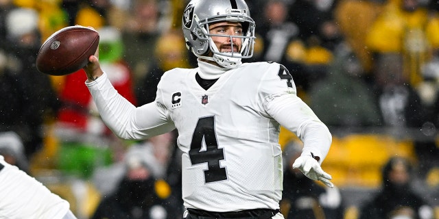 Derek Carr throws