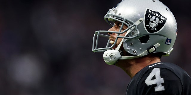 Derek Carr yells