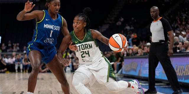 Jewell Loyd drives on Diamond Miller