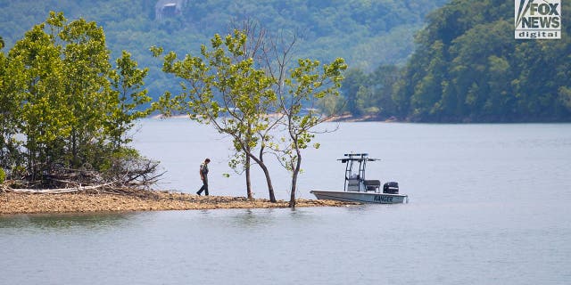 Divers search Beaver Lake