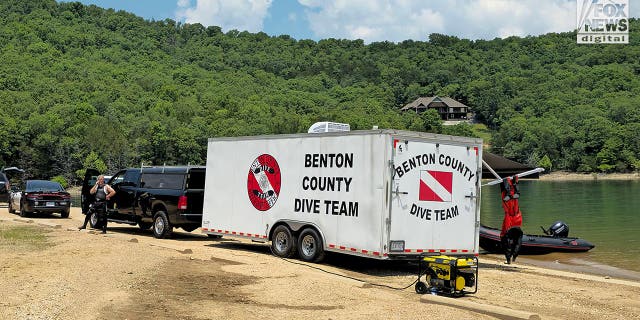 beon County Sheriff's divers search Beaver Lake