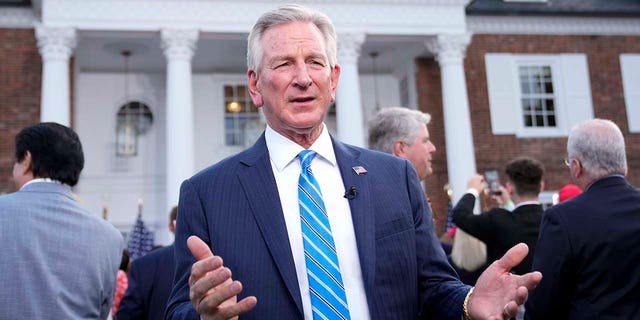 Tommy Tuberville, eski Başkan Donald Trump'ın Bedminster'daki Trump Ulusal Golf Kulübü'nde konuşmasından önce bir televizyon röportajında konuşuyor