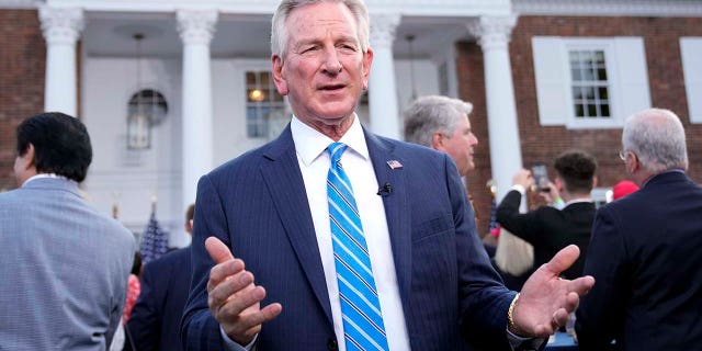 Tommy Tuberville, eski Başkan Donald Trump'ın Bedminster'daki Trump Ulusal Golf Kulübü'nde konuşmasından önce bir televizyon röportajında konuşuyor