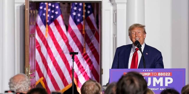 Donald Trump spricht mit Anhängern im Trump National Golf Club Bedminster
