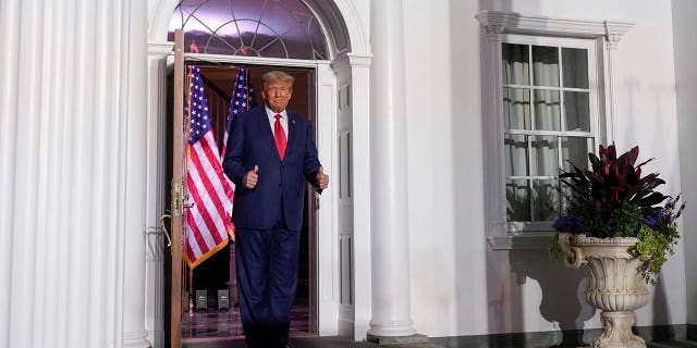 Donald Trump llega para hablar en el Trump National Golf Club en Bedminster, NJ