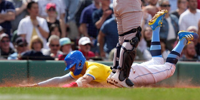 Enrique Hernandez dives into home
