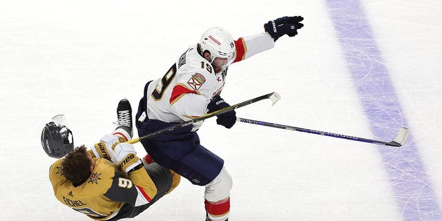 Matthew Tkachuk golpea a Jack Eichel