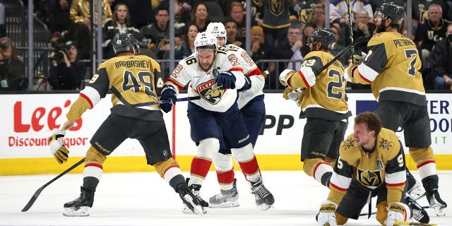 Jack Eichel en el hielo mientras los jugadores luchan detrás de él