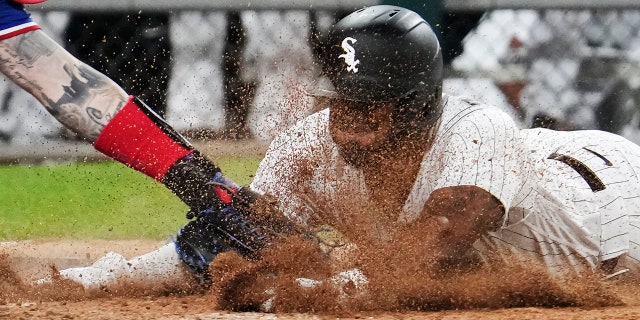 White Sox defeat Rangers owing to a contentious call that was reversed on the winning run 2 Elvis Andrus is ruled safe