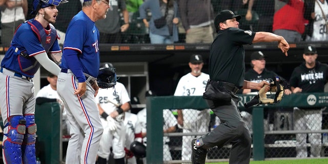 White Sox defeat Rangers owing to a contentious call that was reversed on the winning run 1 Bruce Bochy is tossed