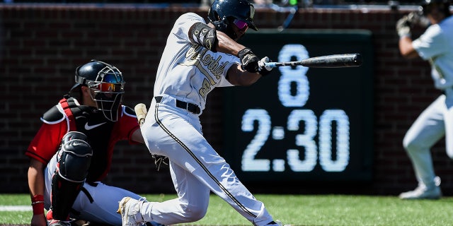 Enrique Bradfield at bat in a Vanderbilt game