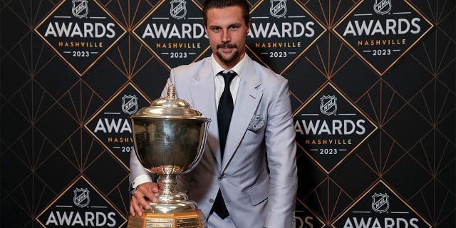 Erik Karlsson kupa ile poz veriyor