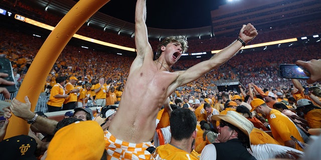 Tennessee Volunteers fans knock down goal post