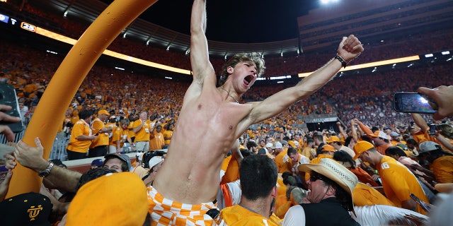 Tennessee Volunteers fans knock down goal post