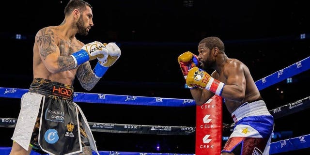 Floyd Mayweather & John Gotti III face off in a boxiing match