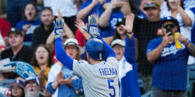 Freddie Freeman celebrates home run