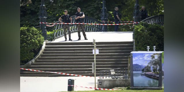 Ataque humanitario con cuchillo: un inmigrante sirio ha sido acusado de intento de asesinato después de apuñalar a niños en un parque infantil 4 Una escena de apuñalamiento en un parque alpino francés