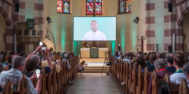 ChatGPT pronuncia un sermón en una iglesia alemana abarrotada, diciéndoles a los feligreses que no teman a la muerte 4 Servicio de iglesia creado por inteligencia artificial en Alemania